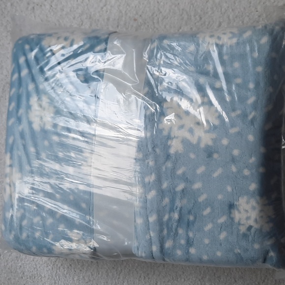 Snowflake Sherpa Adult Size Hooded Throw - Picture 7 of 7